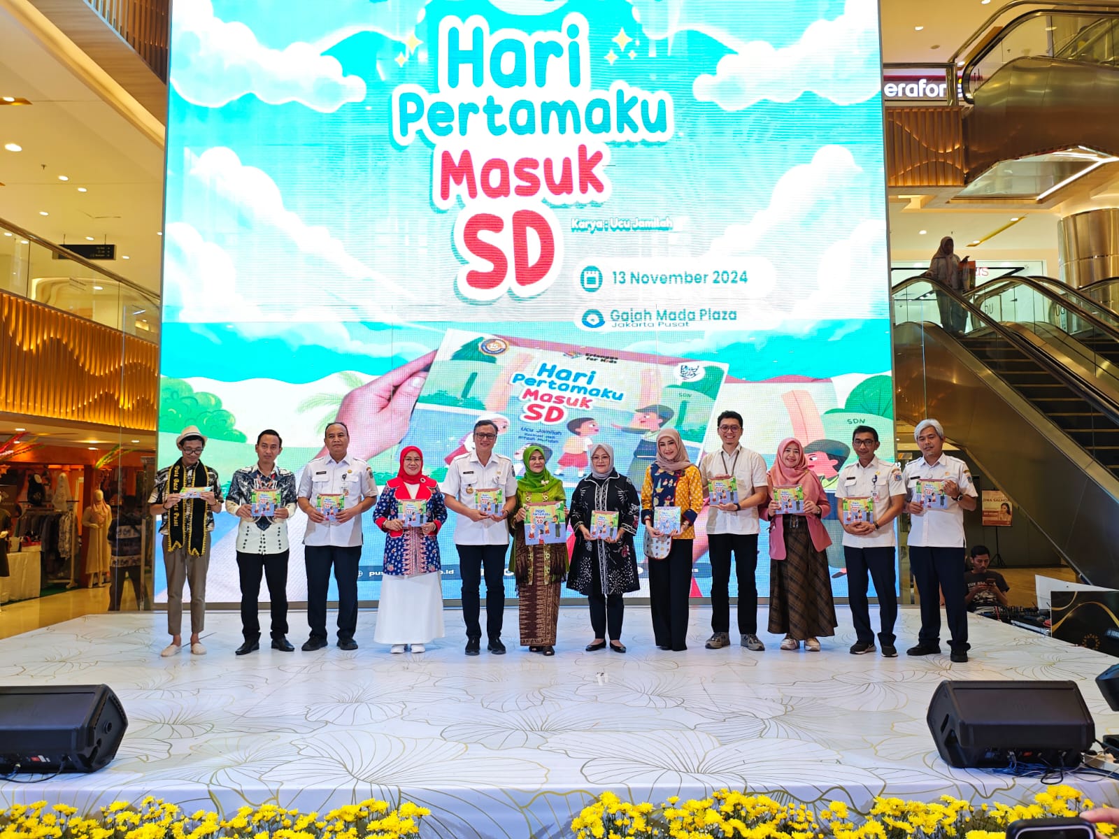 Ketupat Betawi Dalam Rangka Launching Buku Karya Bunda Literasi Berjudul "Hari Pertama MAsuk Sekolah" Di Gajah Mada Plaza